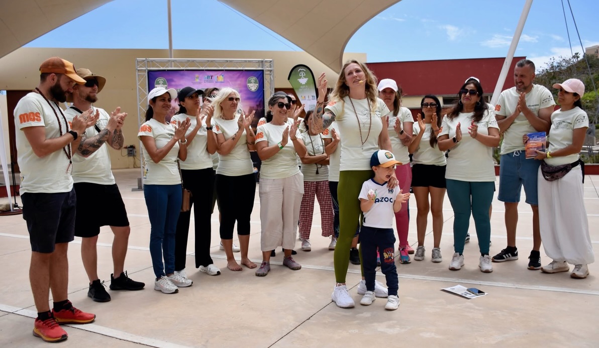 Equipo de voluntarios celebrando